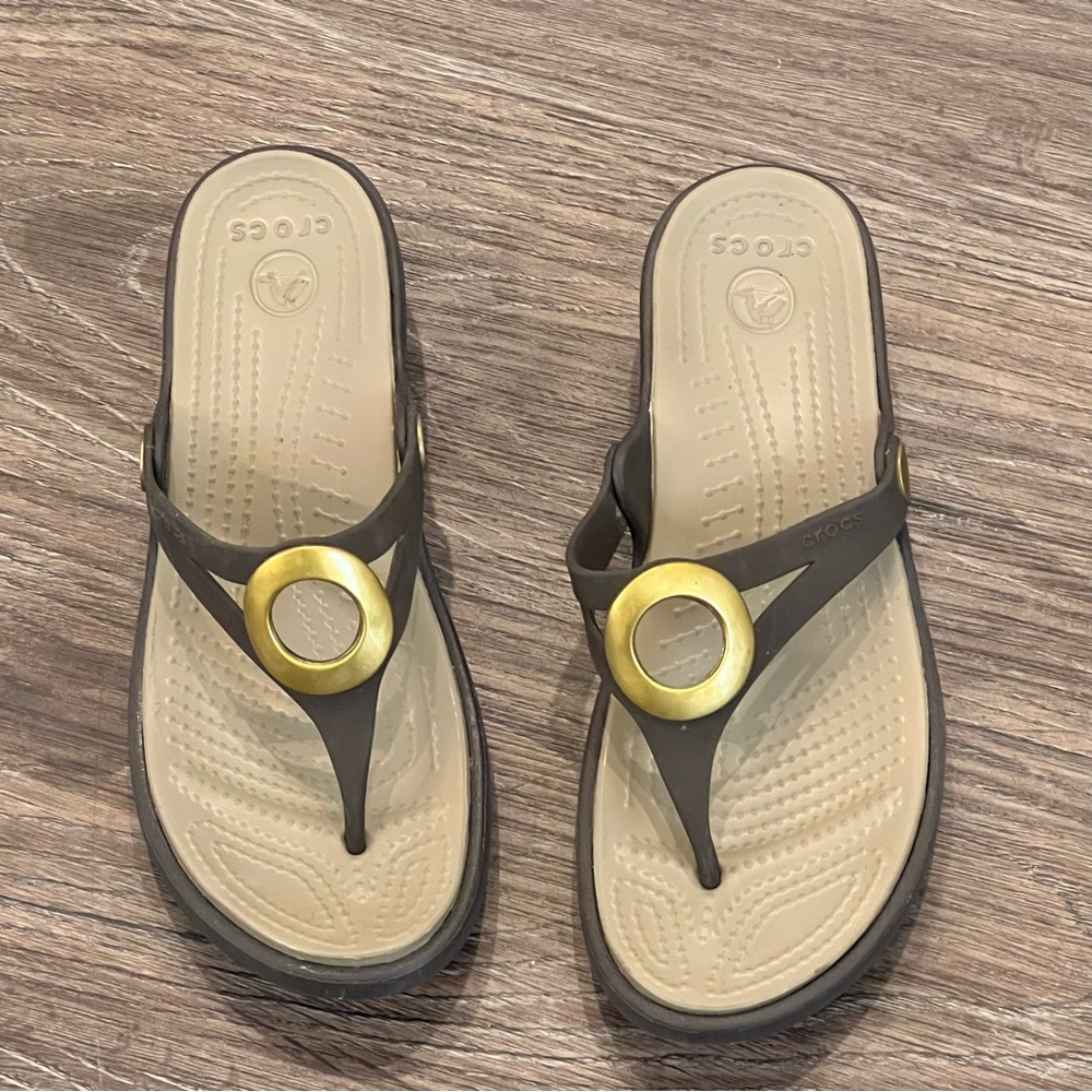 Crocs Sanrah Circle Medallion Wedge Flip Sandal‎ Women's Sz 6 ESPRESSO GOLD